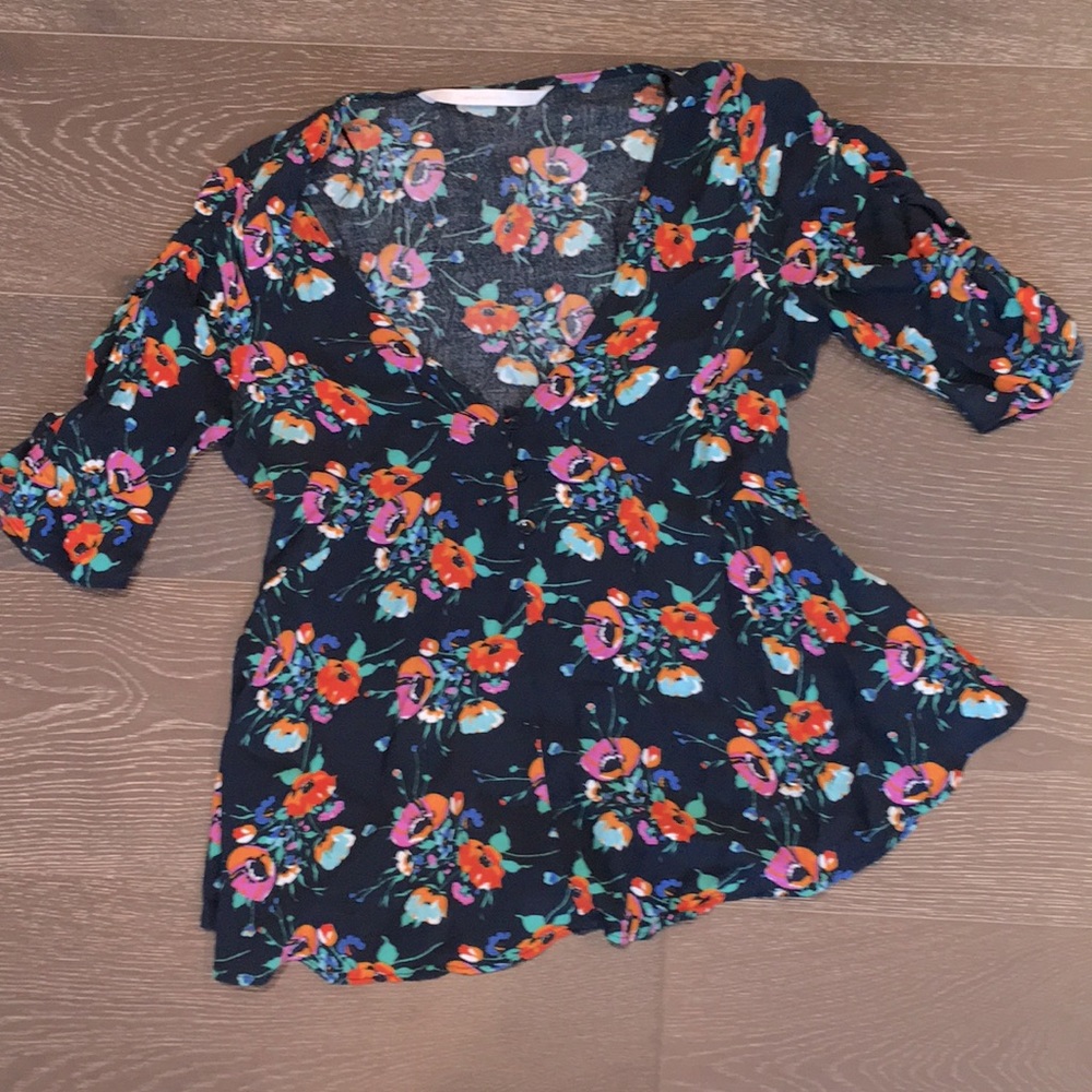 ZARA trafaluc collection! Beautiful floral navy blue ruffle v neck top. XS